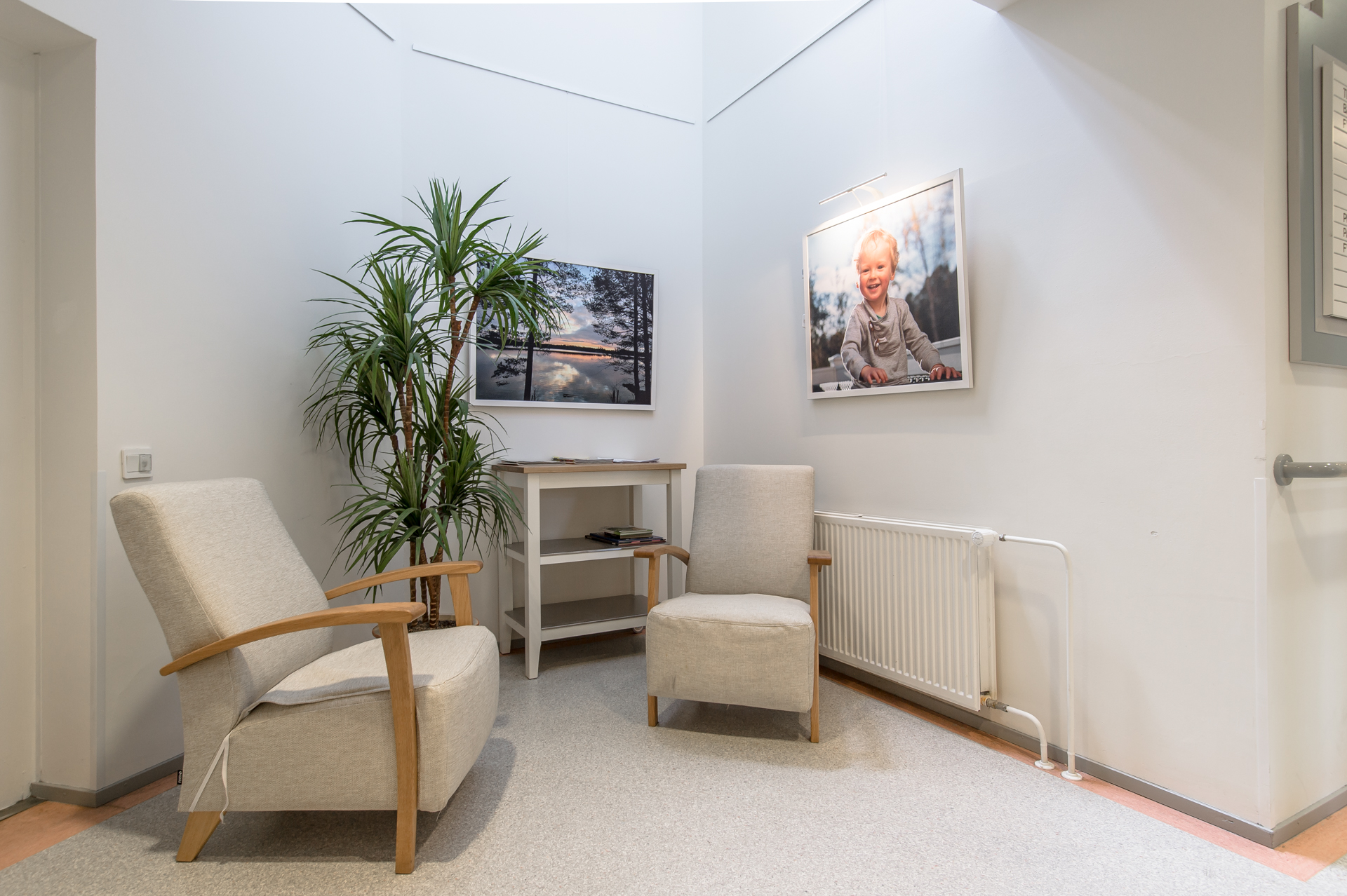 07Istuinalue jossa on nojatuoleja ja poeytae